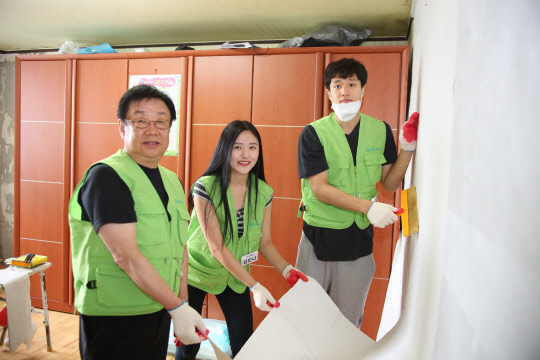 동부화재는 지난 2일 강원 원주시에 거주하는 저소득 다문화 가정을 돕기 위해 '러브하우스 봉사활동'을 실시했다고 3일 밝혔다. 이날 행사에는 김정남 동부화재 사장을 비롯한 임직원과 동부 프로미 농구단 선수 등 60여명이 참여해 다문화가정 7곳의 도배지 및 장판교환, 화장실 보수 등 주거환경 개선 작업을 도왔다. 김정남 사장(왼쪽 첫번째)과 허웅 동부 프로미 소속 선수(세번째) 등이 주거환경 개선 작업을 하고 있다.